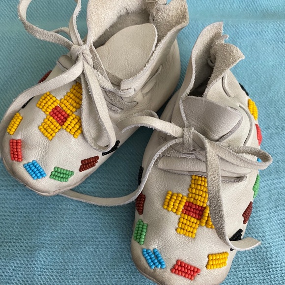 BEAUTIFUL NATIVE AMERICAN DEERSKIN MOCCASINS 🪶 - Picture 9 of 15